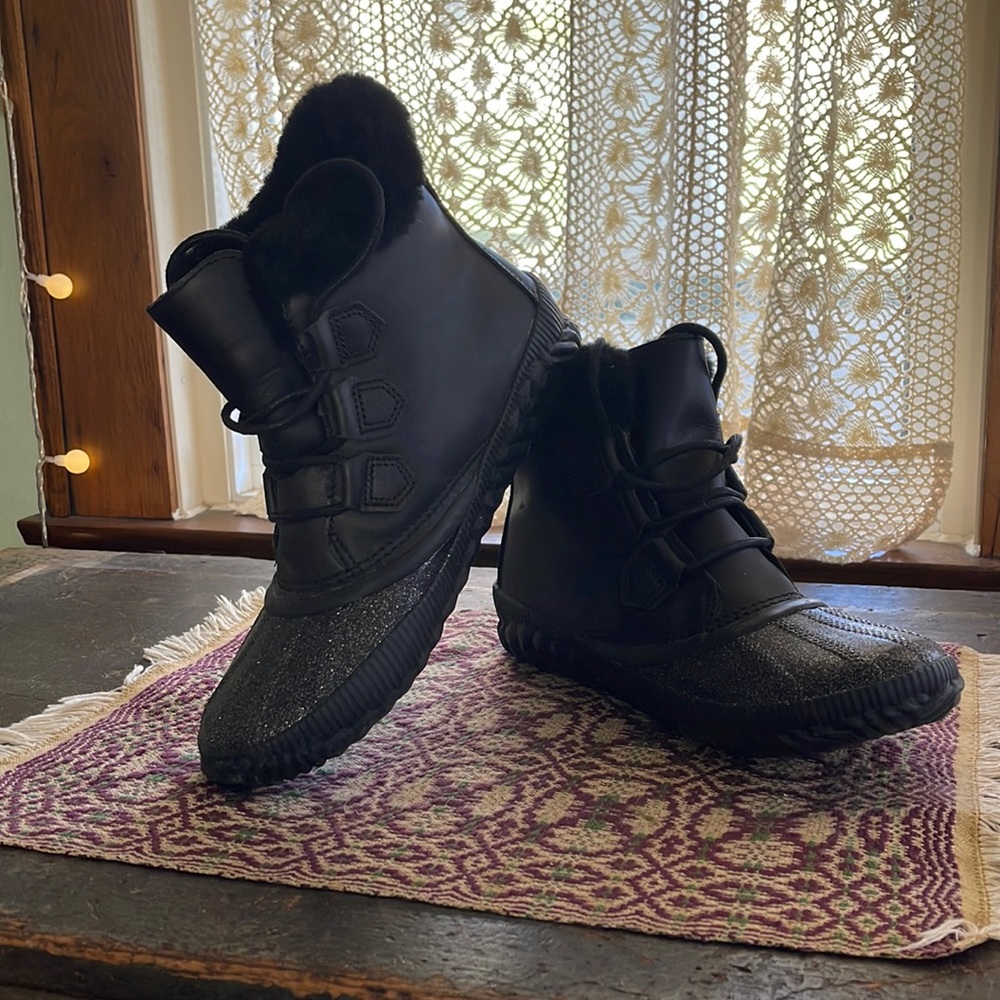 EUC Sorel Out n’ About Sparkle Booties size 8.5